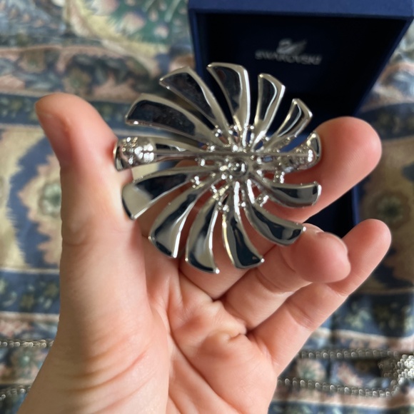 Signed Swarovski Pin Brooch Rhodium Plated Swirl with Clear Crystals - Picture 4 of 4